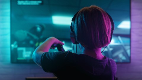 Durante la investigación se encontró que los jóvenes pasaban un promedio de tres horas y 54 minutos mirando pantallas todos los días