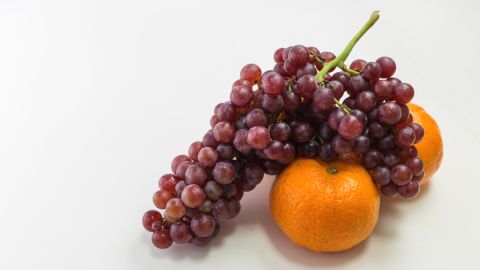 Comer uvas protege contra quemaduras solares naturalmente, según investigadores