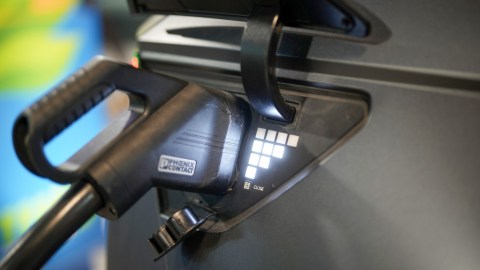 Imagen de un cargador de batería de un vehículo eléctrico.