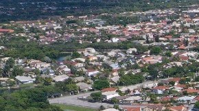Imagen de una zona de casas que se encuentra en medio de pequeños lagos.