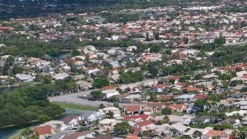 Imagen de una zona de casas que se encuentra en medio de pequeños lagos.