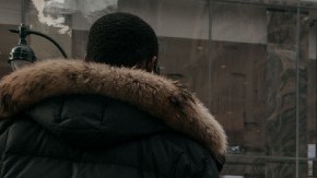 Imagen de personas caminando en la calle con bolsas de compras.