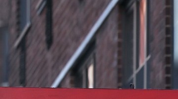 Imagen de un letrero en color rojo del banco Wells Fargo.