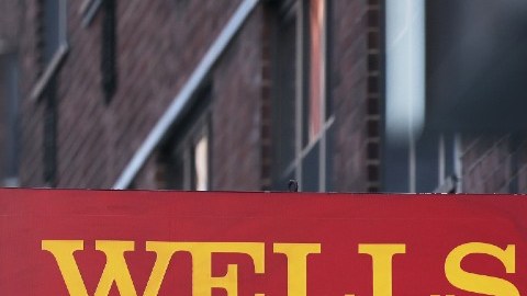 Imagen de un letrero en color rojo del banco Wells Fargo.