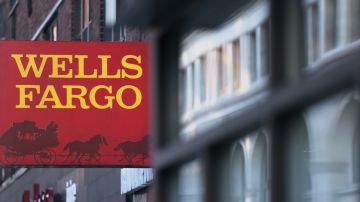 Imagen de un letrero en color rojo del banco Wells Fargo.