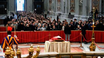 Muere Benedicto XVI: las históricas imágenes de la capilla ardiente del papa emérito en su despedida en el Vaticano