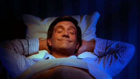 Por qué no nos caemos de la cama cuando estamos dormidos
