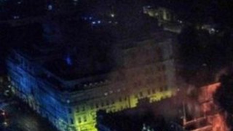 El fuego afectó un edificio de tres plantas en Lima.