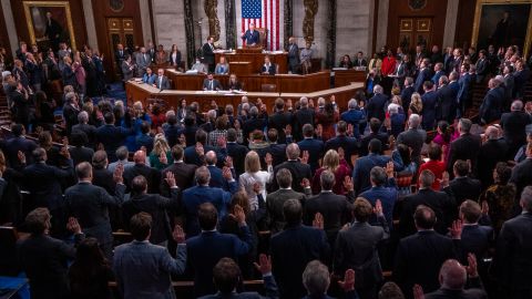 El presidente de la Cámara, Kevin McCarthy, juramenta a los representantes electos tras su victoria.