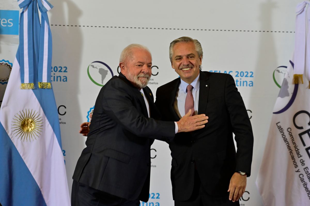 El presidente de Argentina, Alberto Fernandez (d), recibe al presidente de Brasil, Luiz Inácio Lula da Silva, en el inicio de la cumbre de la CELAC, hoy en Buenos Aires. EFE/Matías Martín Campaya