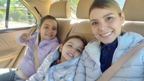 Paula Duran con sus dos hijas. (Facebook)