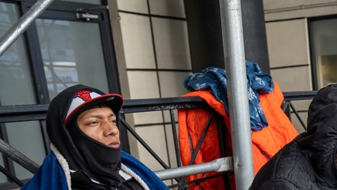 Autoridades de Nueva York intenta lograr un acuerdo con migrantes que fueron desalojados de un hotel