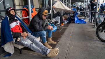 Autoridades de Nueva York intenta lograr un acuerdo con migrantes que fueron desalojados de un hotel