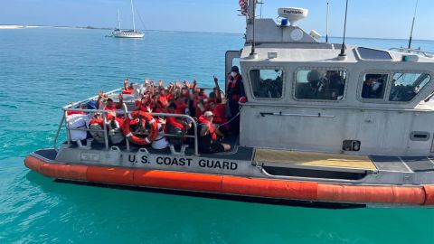 La Guardia Costera trasladó a Cayo Hueso a 337 inmigrantes que llegaron al Parque Nacional Dry Tortugas.