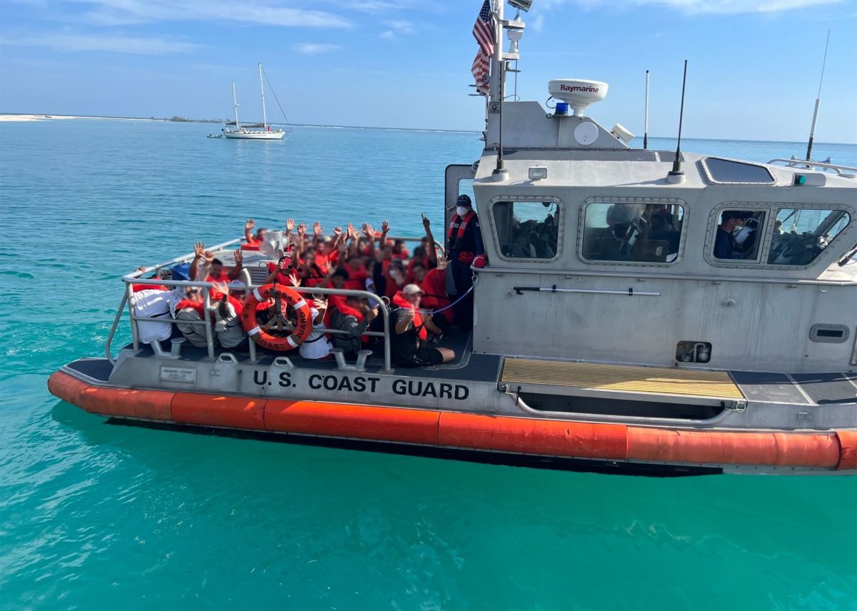 La Guardia Costera trasladó a Cayo Hueso a 337 inmigrantes que llegaron al Parque Nacional Dry Tortugas.