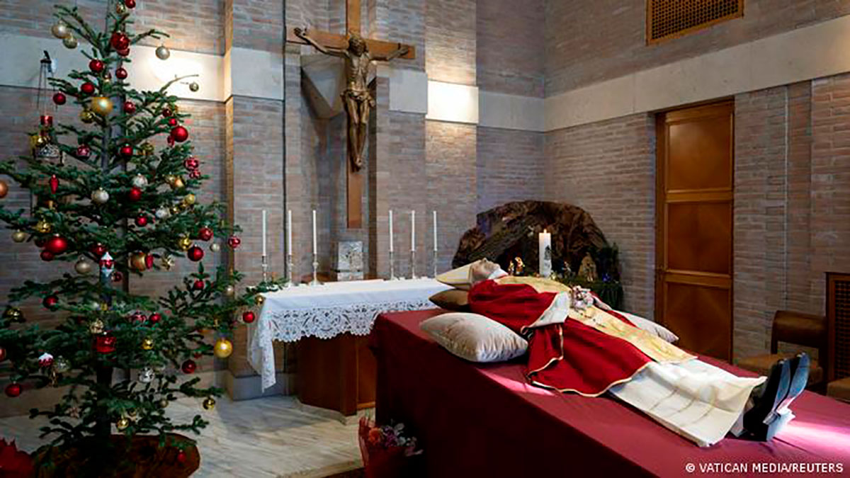 Primeras imágenes de la capilla ardiente de Benedicto XVI