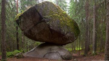 La roca Kummakivi: 11,000 años de equilibrio y de desafío a las leyes de la física