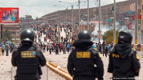 Protestas contra presidenta de Perú dejan 67 personas hospitalizadas