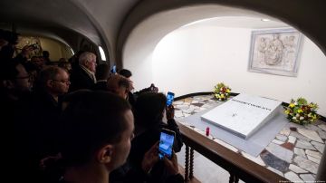 Tumba de Benedicto XVI abre a visitantes en la cripta vaticana