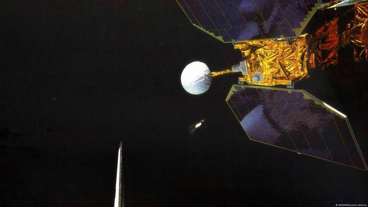 Abandoned NASA satellite crashes into Earth