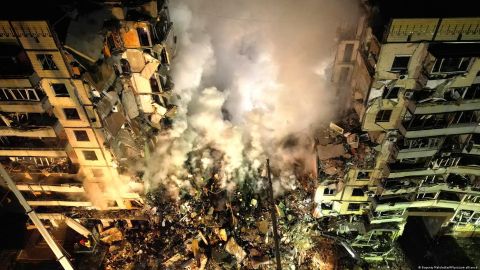 Aumentan a 21 los muertos tras ataque ruso contra edificio en Dnipro