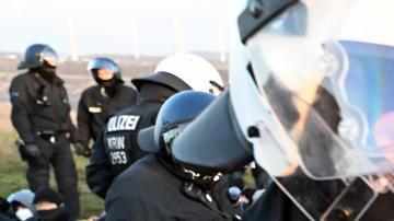 La policía retira por la fuerza a Greta Thunberg de una sentada cerca de Lützerath