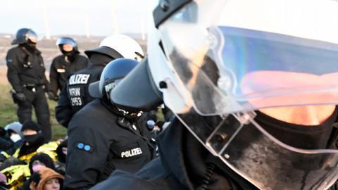 La policía retira por la fuerza a Greta Thunberg de una sentada cerca de Lützerath