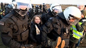 La policía retira por la fuerza a Greta Thunberg de una sentada cerca de Lützerath