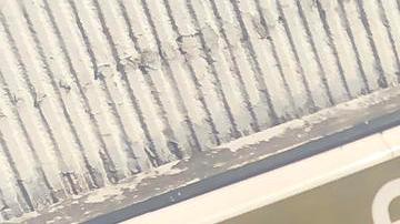 Personal de emergencia auxilia a personas en la estación La Raza del metro de CDMX.