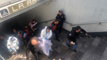 Personal de emergencia auxilia a personas en la estación La Raza del metro de CDMX.