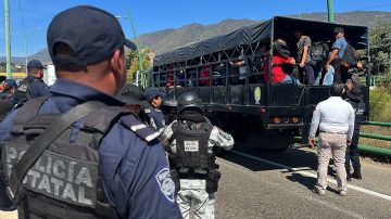 Más de 250 migrantes indocumentados fueron rescatados dentro de un tráiler en México.