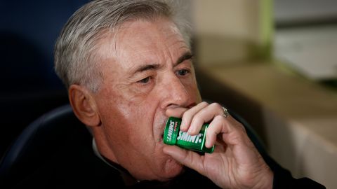 Carlo Ancelotti comiendo chicles durante un partido del Real Madrid en 2023.