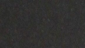 Aislinn Derbez volvió a posar al natural desde la cama.