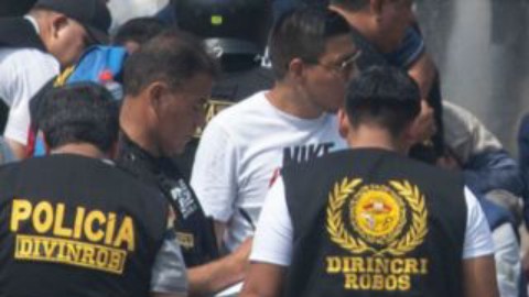 Manifestantes fueron vistos detenidos por la policía en la Universidad Nacional Mayor de San Marcos.