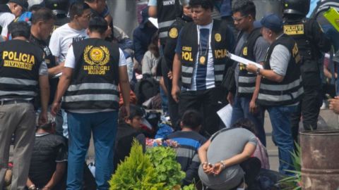 Manifestantes fueron vistos detenidos por la policía en la Universidad Nacional Mayor de San Marcos.
