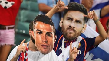 Aficionados con máscaras de Messi y CR7.