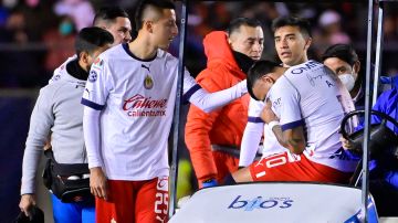 Alexis Vega de Chivas salió lesionado del juego contra San Luis.