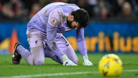 Alisson Becker tuvo una mala noche en la FA Cup.