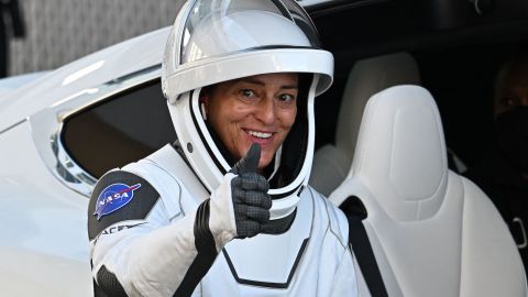 Astronauta nativa americana realiza con éxito su primera caminata espacial
