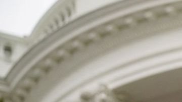 Biden sostiene incómodo intercambio con periodista por funeral de Benedicto XVI