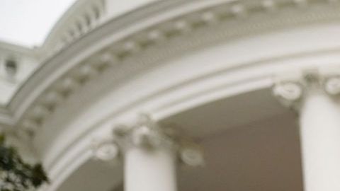 Biden sostiene incómodo intercambio con periodista por funeral de Benedicto XVI