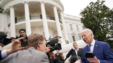 Biden sostiene incómodo intercambio con periodista por funeral de Benedicto XVI