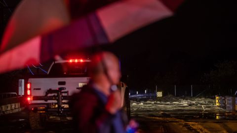 Bomberos rescatan a conductores varados en las inundaciones provocadas por la tormenta que azota el condado de Los Ángeles