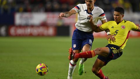 Brandon Vázquez disputa el balón con el colombiano Alexis Perez.