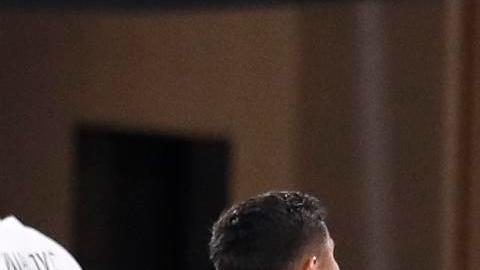 Brandon Vázquez y Alejandro Zendejas celebran un gol con Estados Unidos.