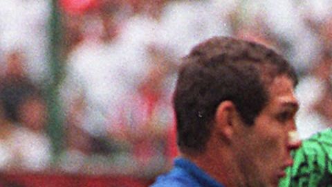 Carlos Hermosillo durante un partido de Eliminatorias rumbo a Francia 98.