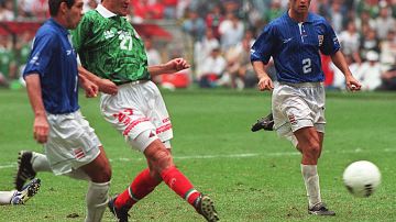 Carlos Hermosillo durante un partido de Eliminatorias rumbo a Francia 98.