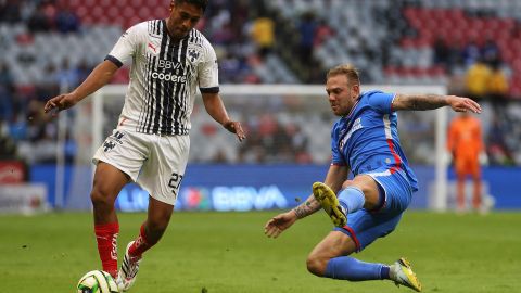 Carlos Rotindi (d) del Cruz Azul disputa un balón con Luis Romo del Monterrey.