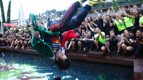 Checo Pérez celebra en Mónaco.