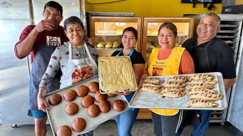 Aniceto "Cheto" Polanco produce junto con su familia pan artesanal. (Araceli Martínez/La Opinión)